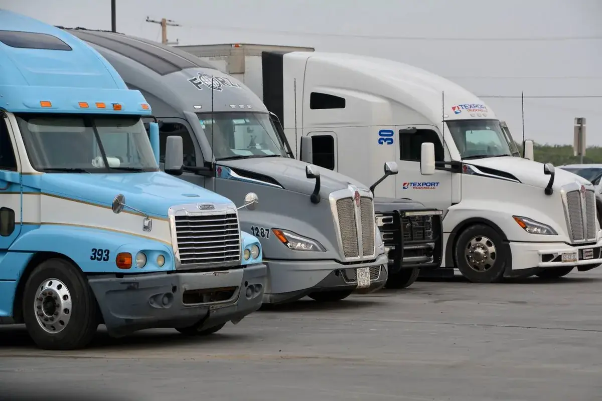 Licensed mover wrapping furniture for long distance transport in Los Angeles, CA
